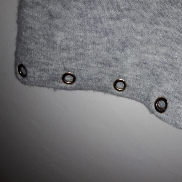 KENSIE SWEATER L (SALE TWO DAYS ONLY) - Picture 5 of 8